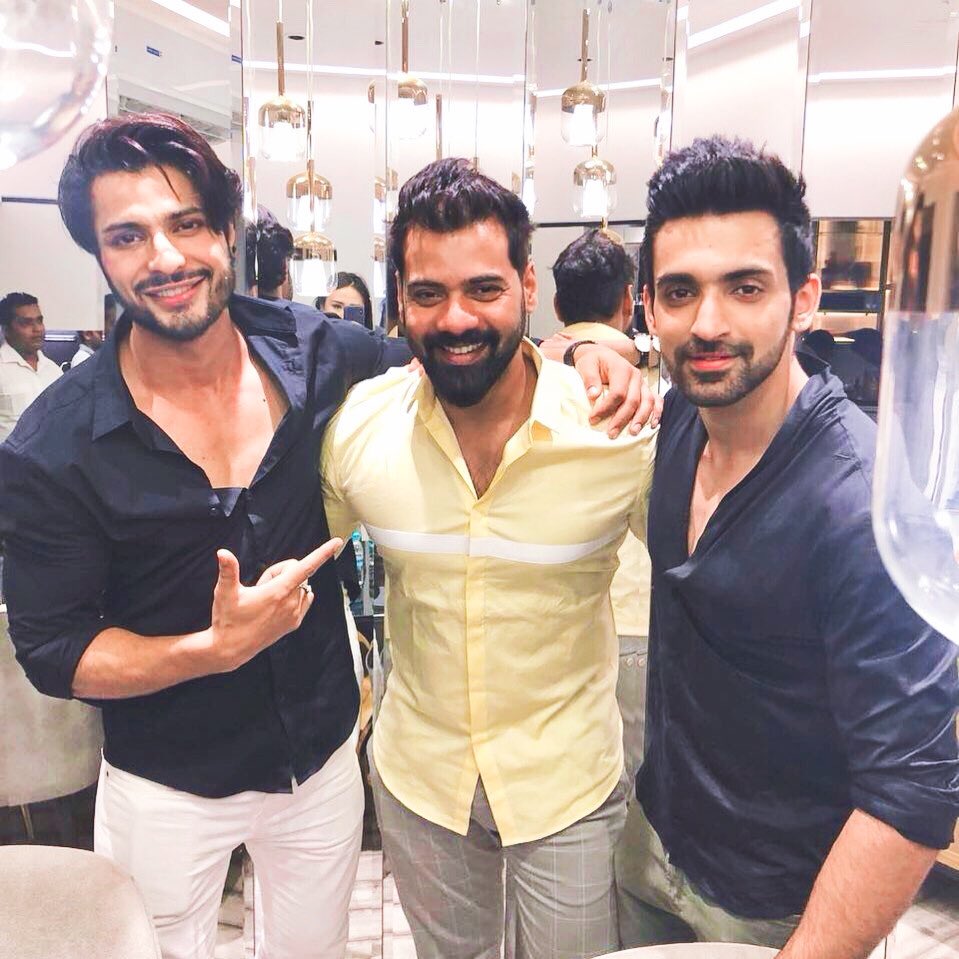 arjitanejaworld's tweet photo. ♥️♥️♥️ #FavBoys 🔙📸 #KKB Boys ♥️😍✨

🔁📸 @vinrana1986 Together, we’re epic 😃💫❤️🤗 #missingmybros  #throwback @arjitaneja @SHABIRAHLUWALIA 

#ShabirAhluwalia #ArjitTaneja #KumkumBhagya #VinRana #Actor #Arjitaneja #Arjit #AJ #Tellywood https://t.co/2InzztMdlh