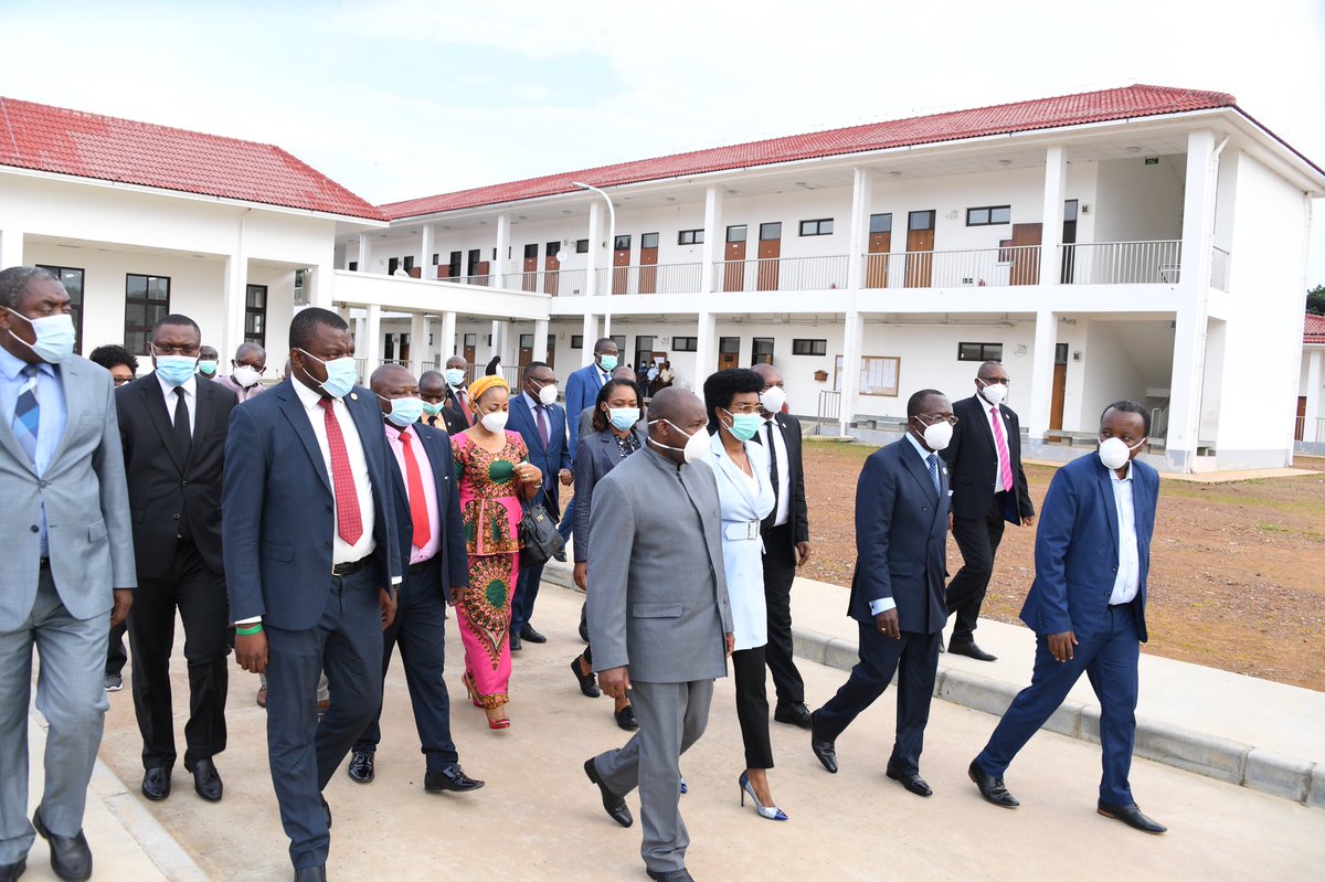KwaNtare's tweet photo. Amaze kwakirwa kw’ihoteri Grand Hotel y’i Djibloho, Nyenicubahiro @GeneralNeva yagendeye Kaminuza rurangiranwa ya Afrika yo hagati, Ishure ritanga inyigisho ku bakora kumipaka, ingoro yitiriwe Reta, Kaminuza y'ubuhinga Ngurukanabumenyi n'ibindi bibanza biteye igomwe.
#Butundi https://t.co/BvrwvwuaSI
