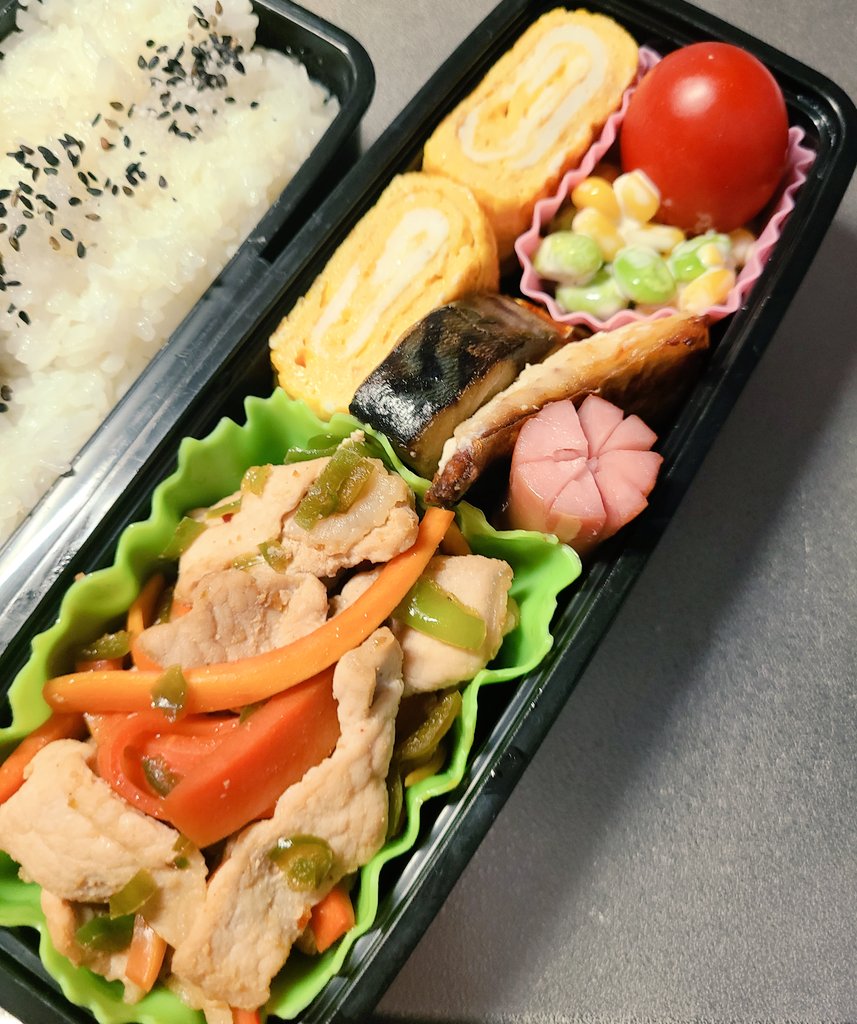 ポチごろう 旦那のお弁当 豚の焼肉炒め だし巻き玉子 焼き鯖 花ウィンナー 枝豆とコーンのマヨサラダ ミニトマト 久しぶりにノー冷食だ あとから気付いた人 褒めてもええんやで W 笑笑 手料理 お弁当 お弁当記録 お弁当作り楽しもう部 料理