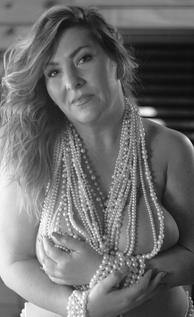 butterfly_lexy's tweet photo. Thong Thursday....who will help me remove my thong....should I keep the Pearl necklaces on for doggie style or take them off....#pearlnecklace #ThursdayThoughts #thursdayvibes #cabinfun #thong #MILFnextdoor https://t.co/mBD2d8VaoN