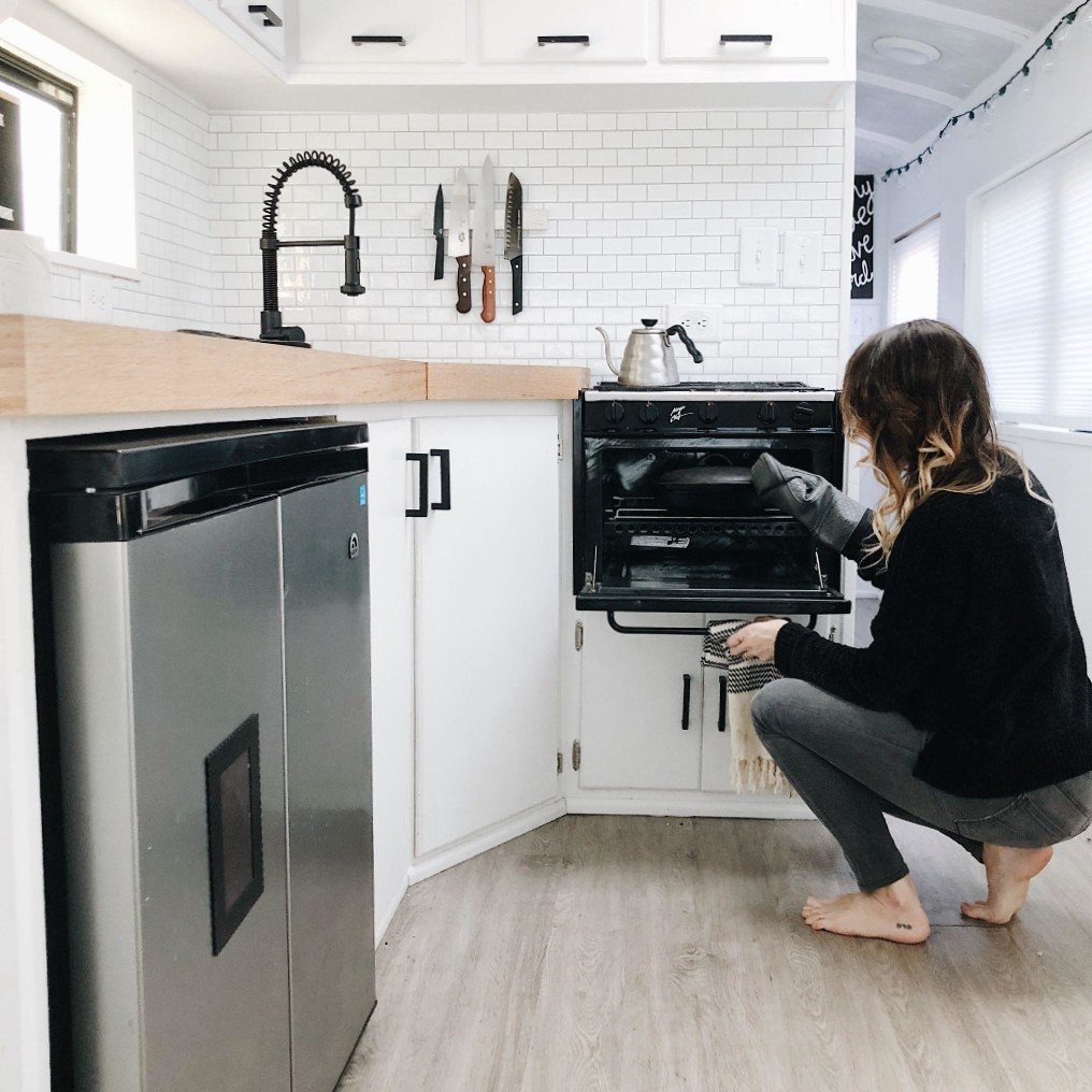 EboneeStevenson's tweet photo. These tiny house kitchens are 🔥🔥
#tinyhouse https://t.co/hNyls9aqLp