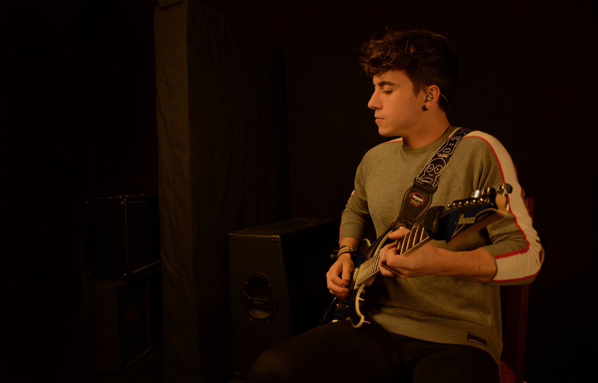 W5_official's tweet photo. Guitarras terminadas!! 🎸🔥
.
.
Guitar’s finished!! 🎸🔥 https://t.co/SzF8J8zCZj
