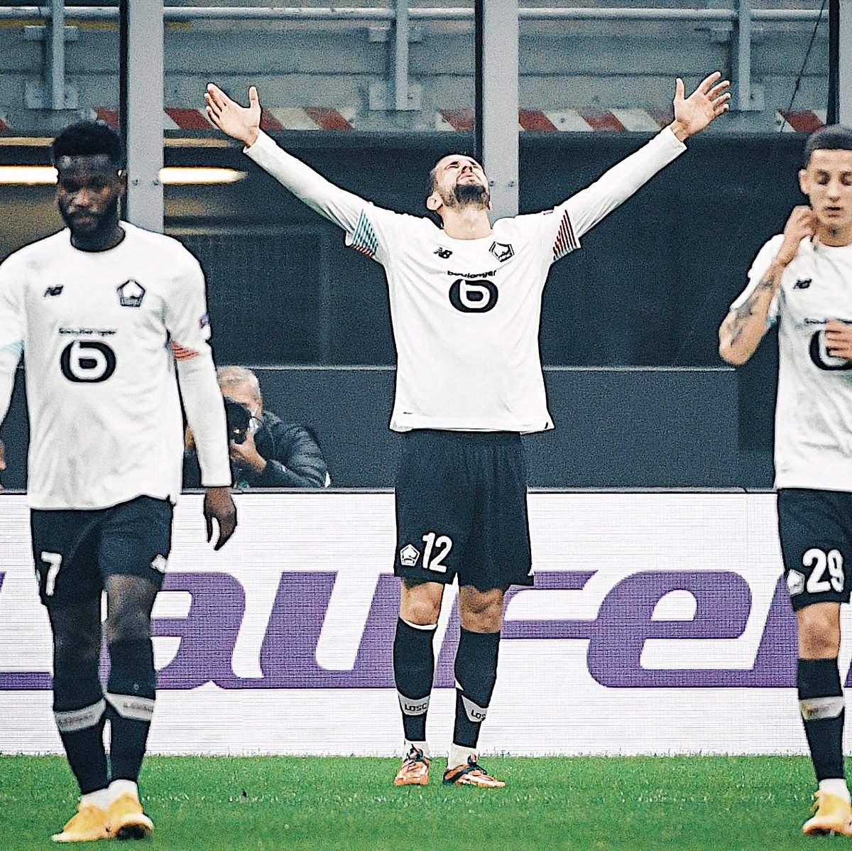 Footballogue's tweet photo. [#UCL ] Les clubs français en Coupe d’Europe cette semaine... 🥶🥶🥶

#UCL 
❌ Marseille (3-0)
❌ Paris (2-1)
❌ Rennes (3-0)

#UEL
❌ Nice (3-2)
✅ Lille (0-3)

MERCI LILLE 🙌 https://t.co/ZqBn7BPpyl