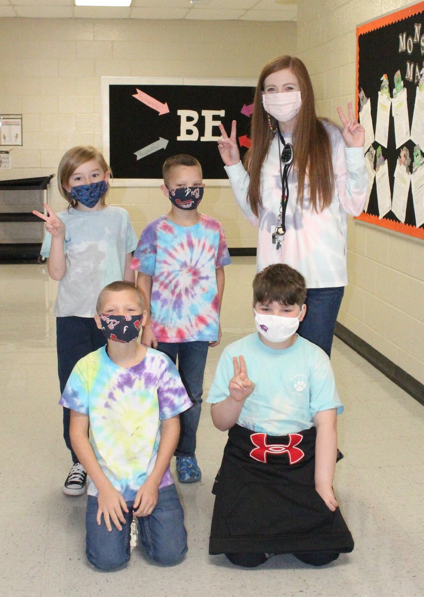 OHES_Covington's tweet photo. Today was Throwback Thursday from #RedRibbonWeek @Ohesap2 @aharris_ohes @MsGarrett_4 #ncssbethebest https://t.co/dINek5RJOu
