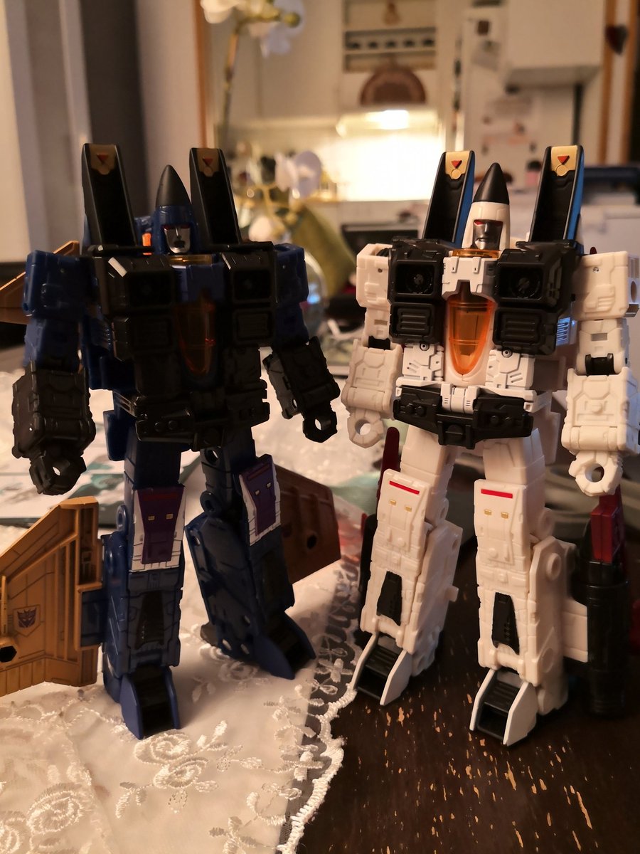 norminator's tweet photo. 20th October: Transformers Earthrise Skywarp and Thundercracker, bought from Amazon for $113 shipped and taxed
#2020collection https://t.co/IvWejOy2Dg