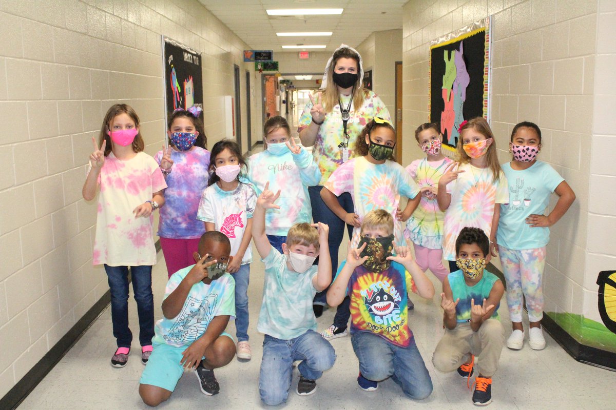 OHES_Covington's tweet photo. Today was Throwback Thursday from #RedRibbonWeek @Ohesap2 @aharris_ohes @MsGarrett_4 #ncssbethebest https://t.co/dINek5RJOu