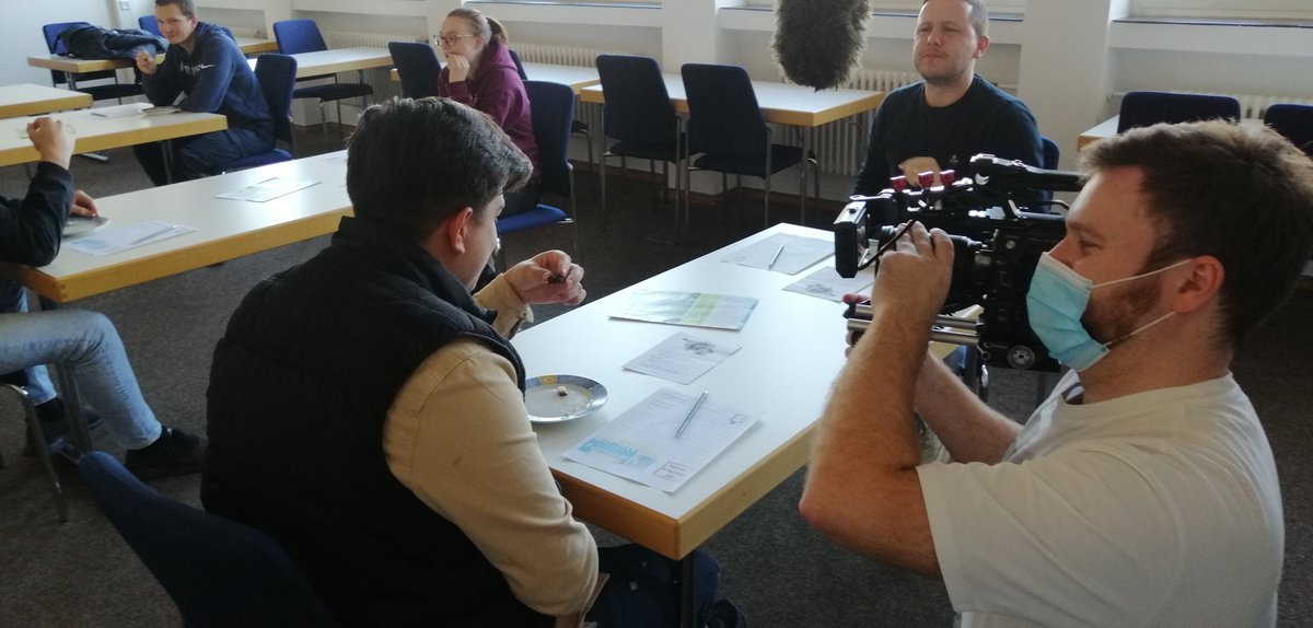 FAIRDREHT's tweet photo. 🍫🎥#Fairtrade-#Schokoverkostung in der #Berufschule @ListKbbz in #Saarbrücken - aufgezeichnet für 🖥️TV-Sendung #Galileo bei #Pro7: Beitrag ist über Fairen Handel.
Unterstützung in der Vorbereitung & beim Dreh durch #Fachpromotor Fairer Handel im #Saarland der @FairesSaarland https://t.co/Bhw5ssaT5a