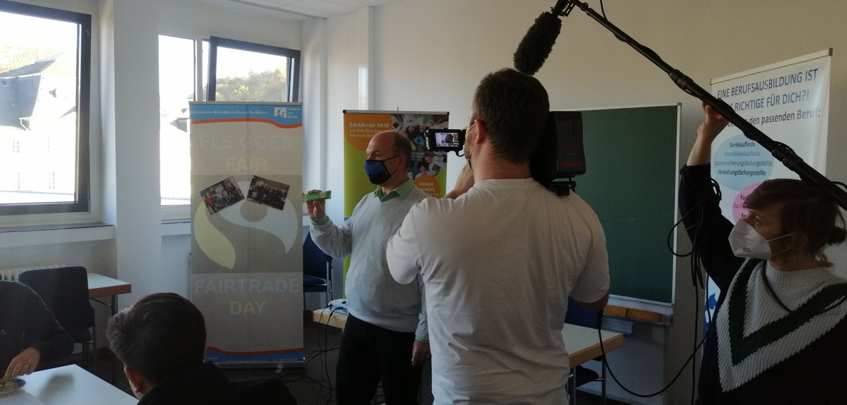 FAIRDREHT's tweet photo. 🍫🎥#Fairtrade-#Schokoverkostung in der #Berufschule @ListKbbz in #Saarbrücken - aufgezeichnet für 🖥️TV-Sendung #Galileo bei #Pro7: Beitrag ist über Fairen Handel.
Unterstützung in der Vorbereitung & beim Dreh durch #Fachpromotor Fairer Handel im #Saarland der @FairesSaarland https://t.co/Bhw5ssaT5a