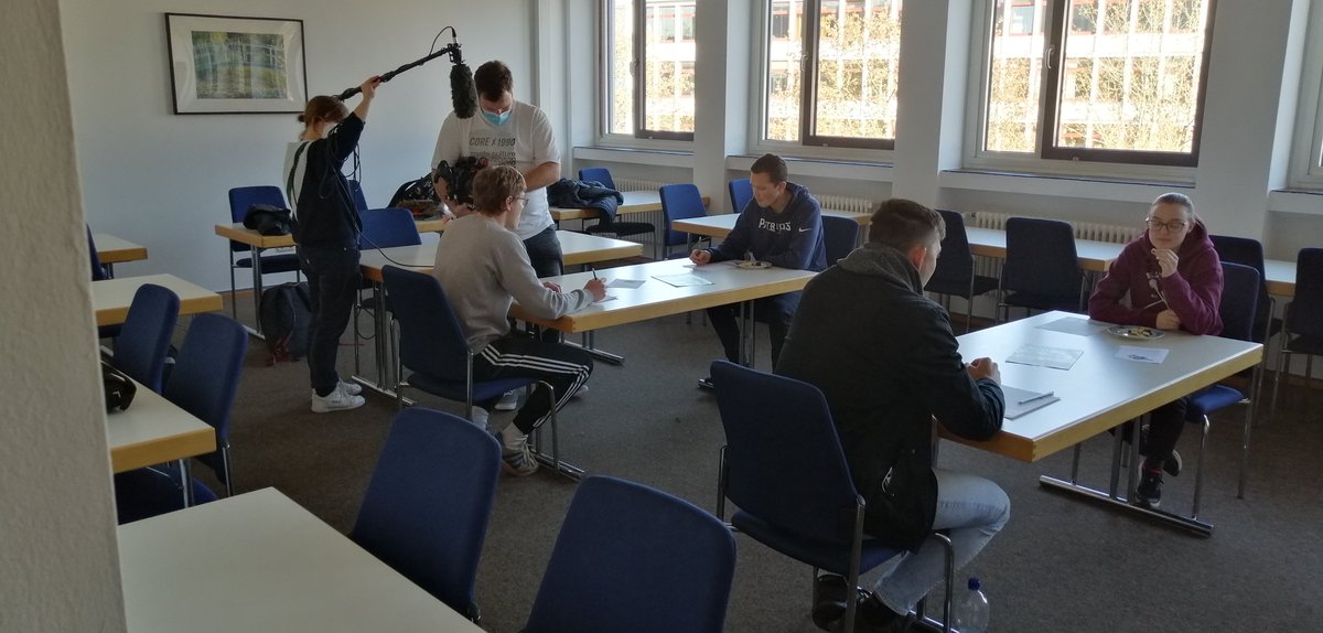 FAIRDREHT's tweet photo. 🍫🎥#Fairtrade-#Schokoverkostung in der #Berufschule @ListKbbz in #Saarbrücken - aufgezeichnet für 🖥️TV-Sendung #Galileo bei #Pro7: Beitrag ist über Fairen Handel.
Unterstützung in der Vorbereitung & beim Dreh durch #Fachpromotor Fairer Handel im #Saarland der @FairesSaarland https://t.co/Bhw5ssaT5a
