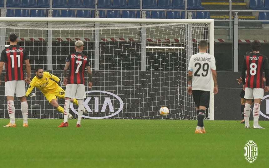 MilanistiOrId's tweet photo. FT #ACMilan 0 : 3 #Lille #UEL 

Lille memberikan kekalahan pertama Milan musim ini. 
Sepertinya 1 gol Penalty dibabak pertama yang disebabkan Capitano membuat permainan Milan tidak cukup baik

Tanggapan Kalian Milanisti? 

#SempreMilan
 #ForzaMilan 🔥🔴⚫️💪 https://t.co/dBYx69ywZw