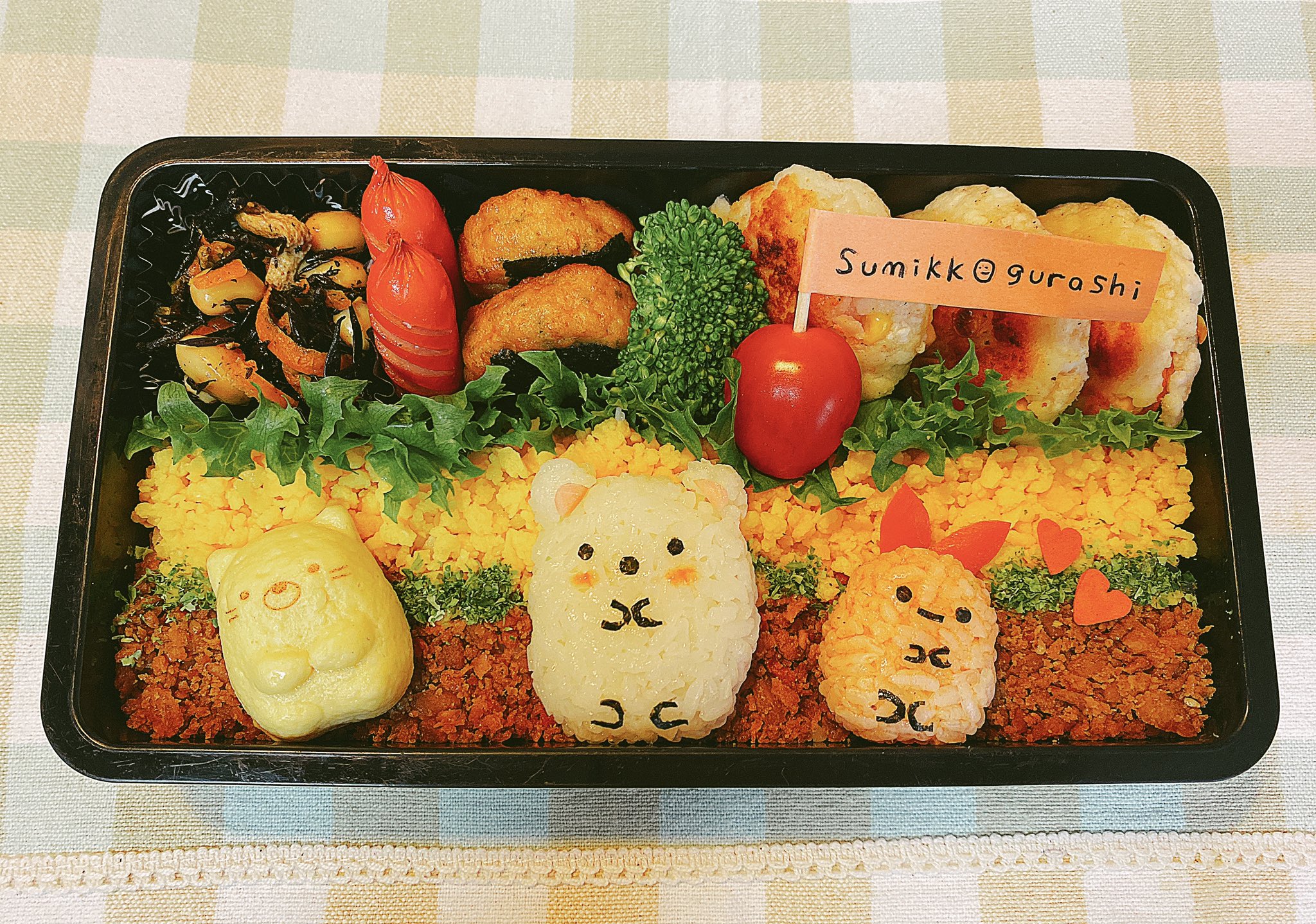 チッチキチ すみっこぐらしの蒲鉾買ったんで すみっこぐらしのお弁当w マステでピック作ったら えらい長 くなっちゃった しかし なんか違うなぁ むずかしっ ３枚目は昔作ったすみっこぐらしのお弁当 お弁当 お弁当記録 すみっこぐらし