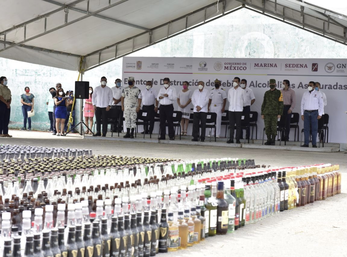 AysaGonzalez's tweet photo. Como parte de la lucha frontal contra el clandestinaje, supervisamos la destrucción de bebidas alcohólicas aseguradas en la entidad. A través de @SaludCampeche , reiteramos nuestro compromiso con la prevención de riesgos a la salud y la aplicación de la legislación sanitaria. https://t.co/w26TOl3vHD