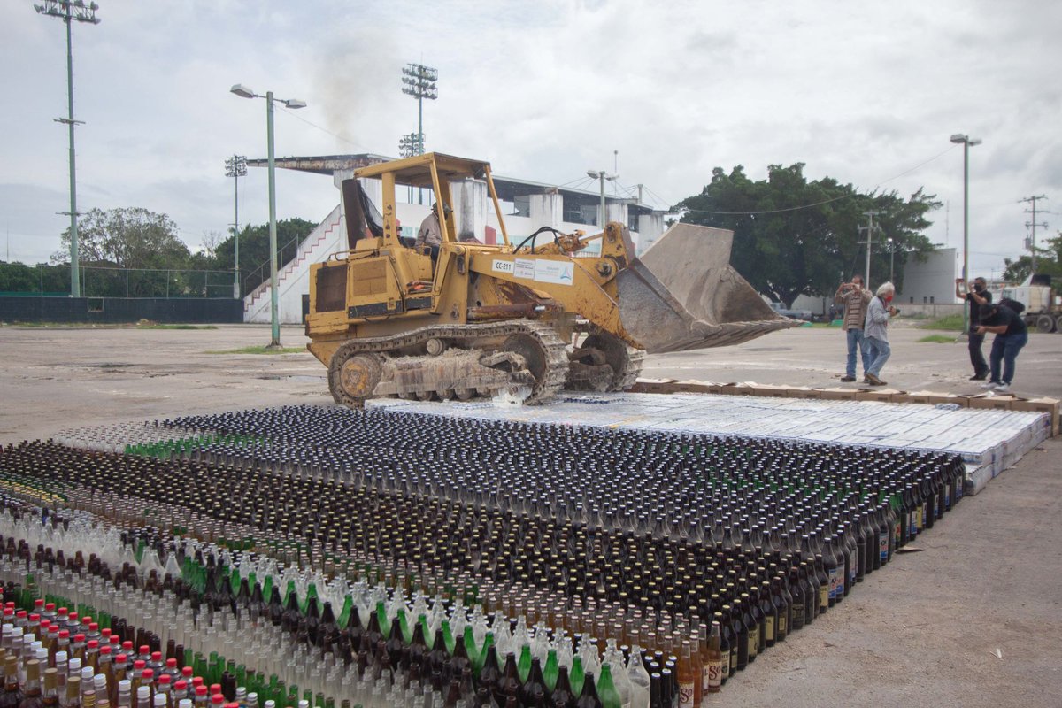 PedroArmentiaL's tweet photo. En #Campeche se mantiene la política de cero tolerancia al comercio ilegal de alcohol. Este día atestiguamos con el gobernador @AysaGonzalez, así como con autoridades locales y federales,  la destrucción de bebidas alcohólicas decomisadas en la entidad. https://t.co/x8DqDQTt8r