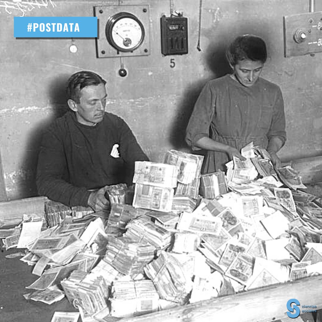 educ_sociales's tweet photo. #POSTDATA
Funcionarios alemanes destruyendo papel moneda devaluado durante la hiperinflación de la República de Weimar. Alemania, enero de 1924. Fuente: Das Bundesarchiv, República Federal de Alemania.

#historia #weimar #economia #entreguerras #alemania #cienciassociales https://t.co/wUkJmMkAjn