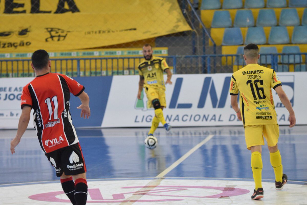 lnfontime's tweet photo. Bola rolando na segunda etapa para @assoeva x @jecfutsal.
Assista ao vivo na LNFTV.
#LNF2020 #ASSxJEC 0-4
📷 Roni Müller https://t.co/YGm5DON1jA