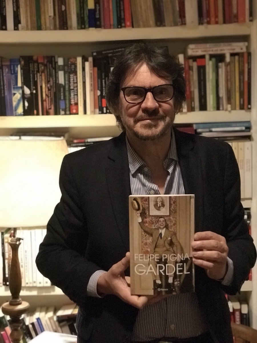 Felipe Pigna on Twitter: "Primer ejemplar de mi libro sobre Gardel! Mucha  emoción. El viernes 13 en todas las librerías.… "