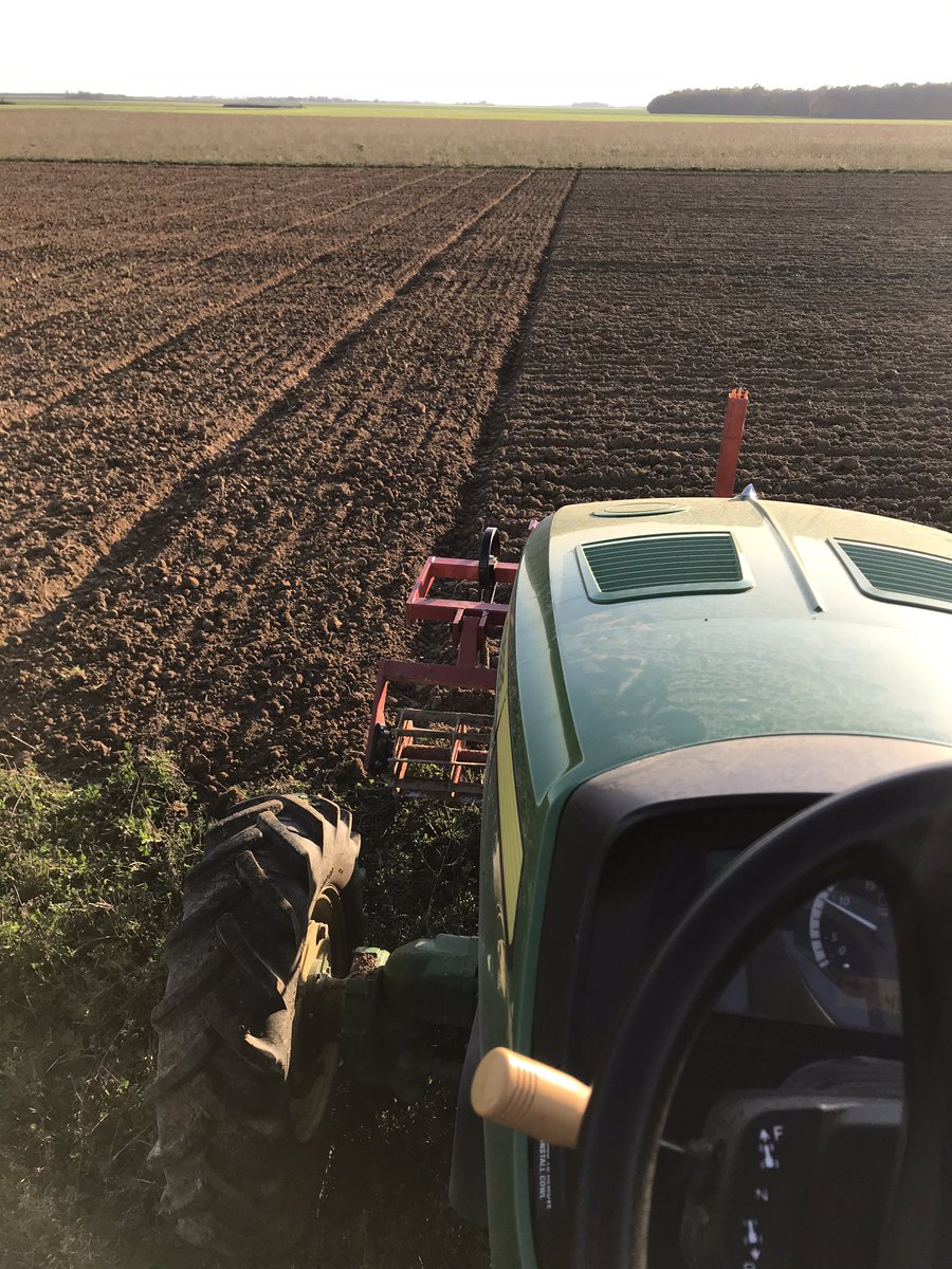 baudouin_remi's tweet photo. Aujourd’hui grosse journée pour le service expé de la @CAIDF. Alors que le dernier essai var soja conventionnel était récolté, semis sur notre PF #bio 2021 des essais variétés blé tendre, épeautre et seigle dans des conditions exceptionnelles !
#ceuxquifontlexpe https://t.co/DITEv7ZLgm