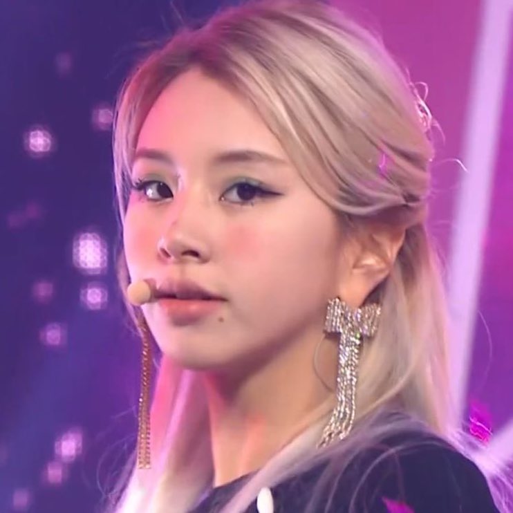 chaeypics's tweet photo. her gaze. https://t.co/Fr9eDVseWv