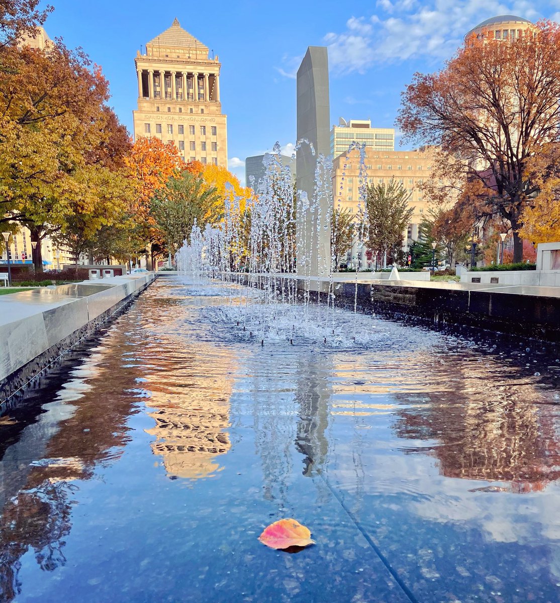 marekbozek's tweet photo. This beautiful fall weather is surely spoiling all of us in Saint Louis #fall #fallcolors #fallweather #autumn #stlouis #saintlouis #stl #fountain #fallleaves #downtown #otoño #jesien #jesień #automne #outuno #outono # https://t.co/3B5vwSdI0b