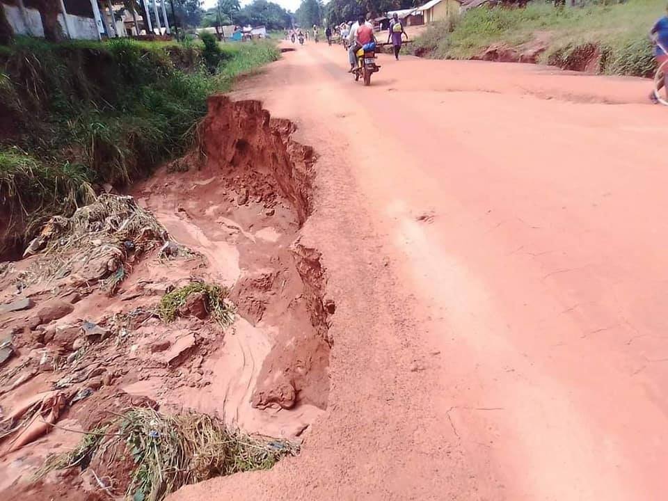 evemalonga's tweet photo. #Centrafrique BERBÉRATI SINISTRÉE, L'ENTRÉE DE LA VILLE #CARCrisis https://t.co/UwtsdAS1bx