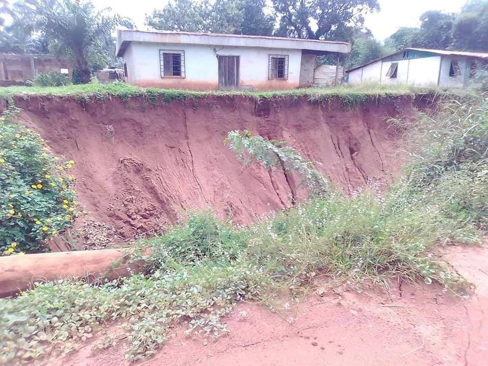 evemalonga's tweet photo. #Centrafrique BERBÉRATI SINISTRÉE, L'ENTRÉE DE LA VILLE #CARCrisis https://t.co/UwtsdAS1bx