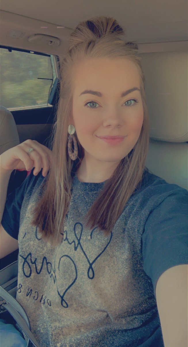 chelskozain's tweet photo. I live in T-Shirts but I ain’t complainin cause they comfyyyy 🤯 https://t.co/Af4rYUGpHp
