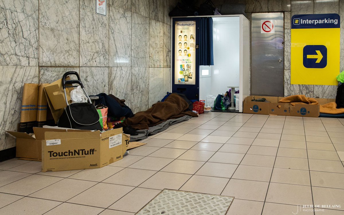 AnneLowenthal's tweet photo. HELP ! On aimerait ne plus avoir à récolter des sacs de couchage pour les gens à la rue, surtt ds une période où être en rue est interdit le nuit. Mais voilà. Il y a des gens à la rue et ça caille. Donc si vous avez ça, #DoucheFLUX en récolte. R des Vétérinaires 84 à Anderlecht https://t.co/WHoviUQbes