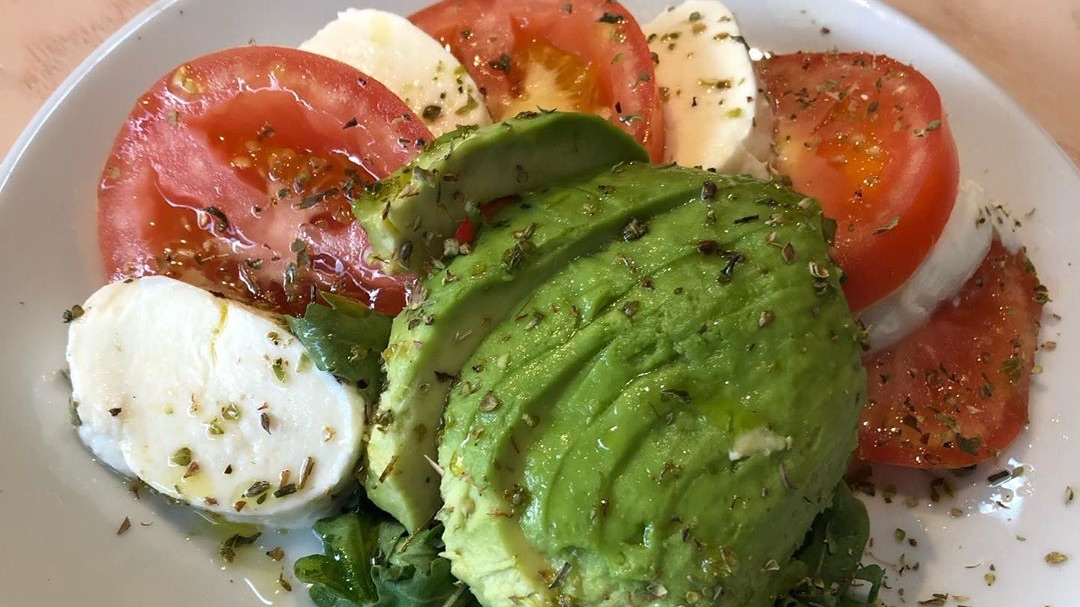 Everything we love on one plate😍 Sliced avocado with oregano, fresh mozzarella and tomatoes - perfect way to start off dinner