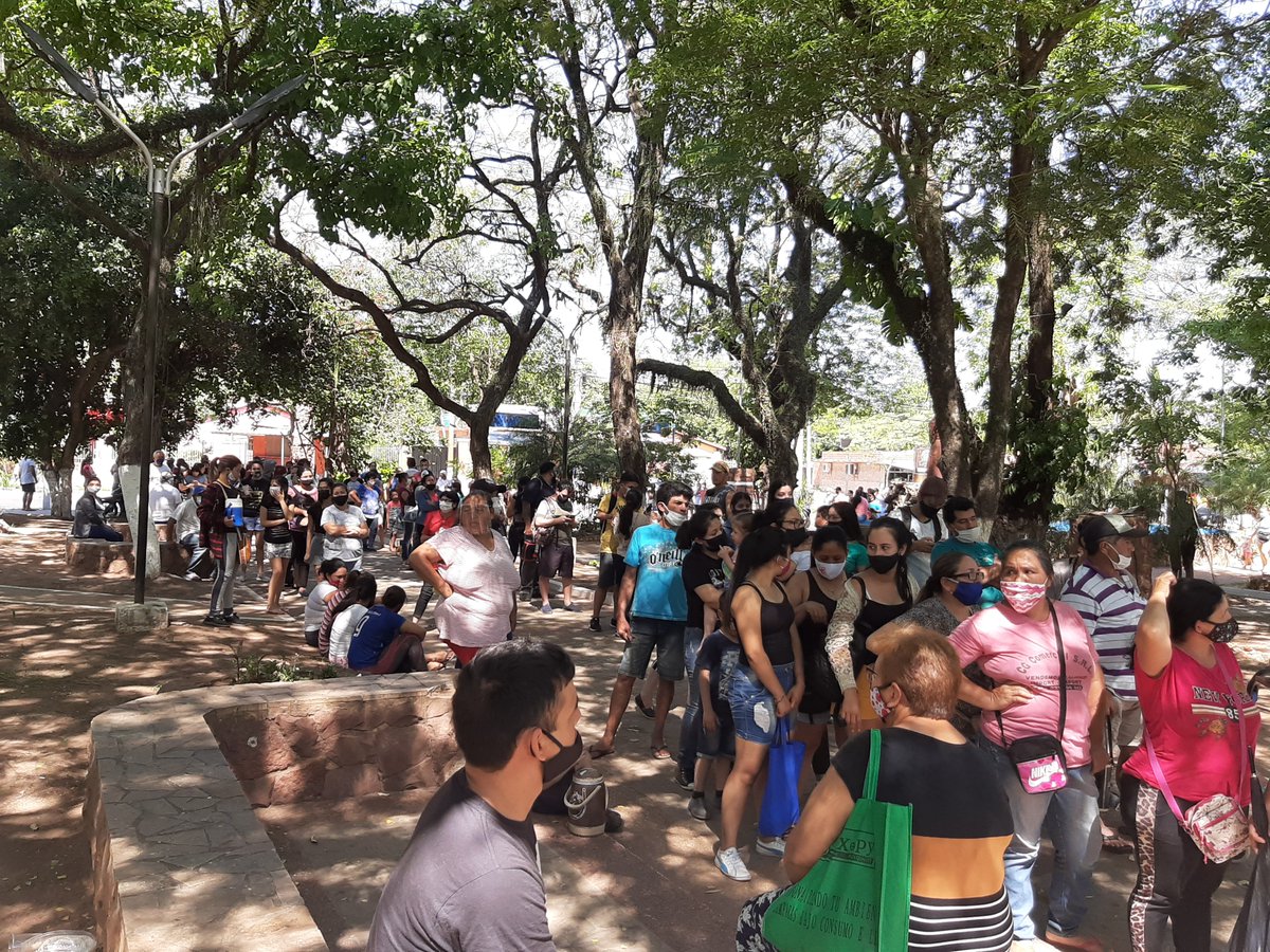 juancasper's tweet photo. Unas 500  personas esperando adquirir su tarjeta para poder viajar en transporte público en la plaza San Antonio. https://t.co/LRvjwANqRs