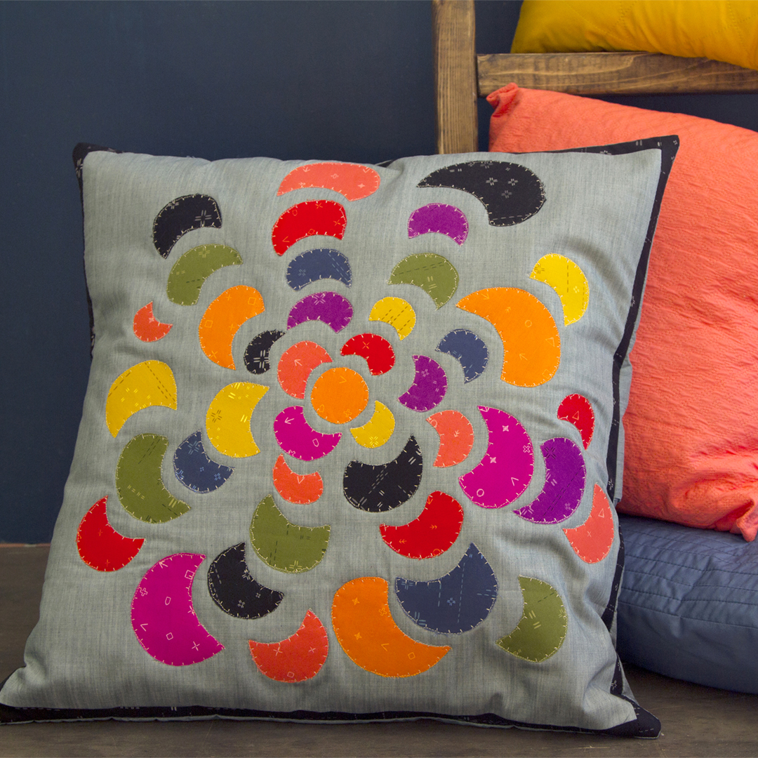 ArtGalleryFab's tweet photo. Turn your scraps into something fab!💫These blender fabrics just pair up so nicely, as the earthy tones of “Decostitch” Elements perfectly balance the rich bright colors from “Icon” Elements in our "Sunder" Pillow!
https://t.co/UxsW15IzEK
#patchworkpillow #agfdecostitchelements https://t.co/ondSfNZFo1