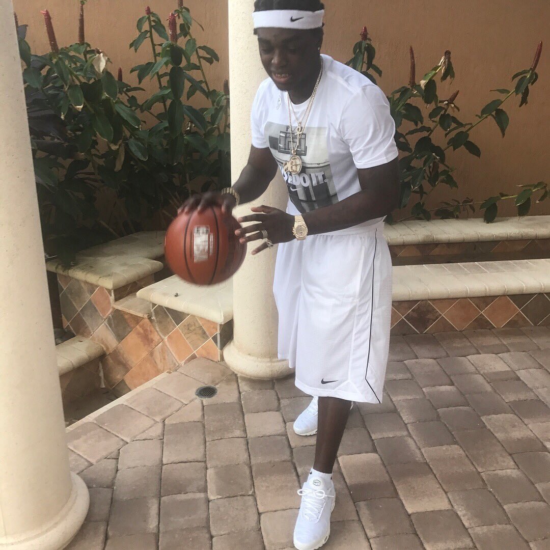 HotFreestyle's tweet photo. Kodak Black’s new album will feature Gucci Mane, Lil Yachty, Tory Lanez, Jackboy and CBE. Project drops November 11th 🎯 https://t.co/FXi33cCrGX