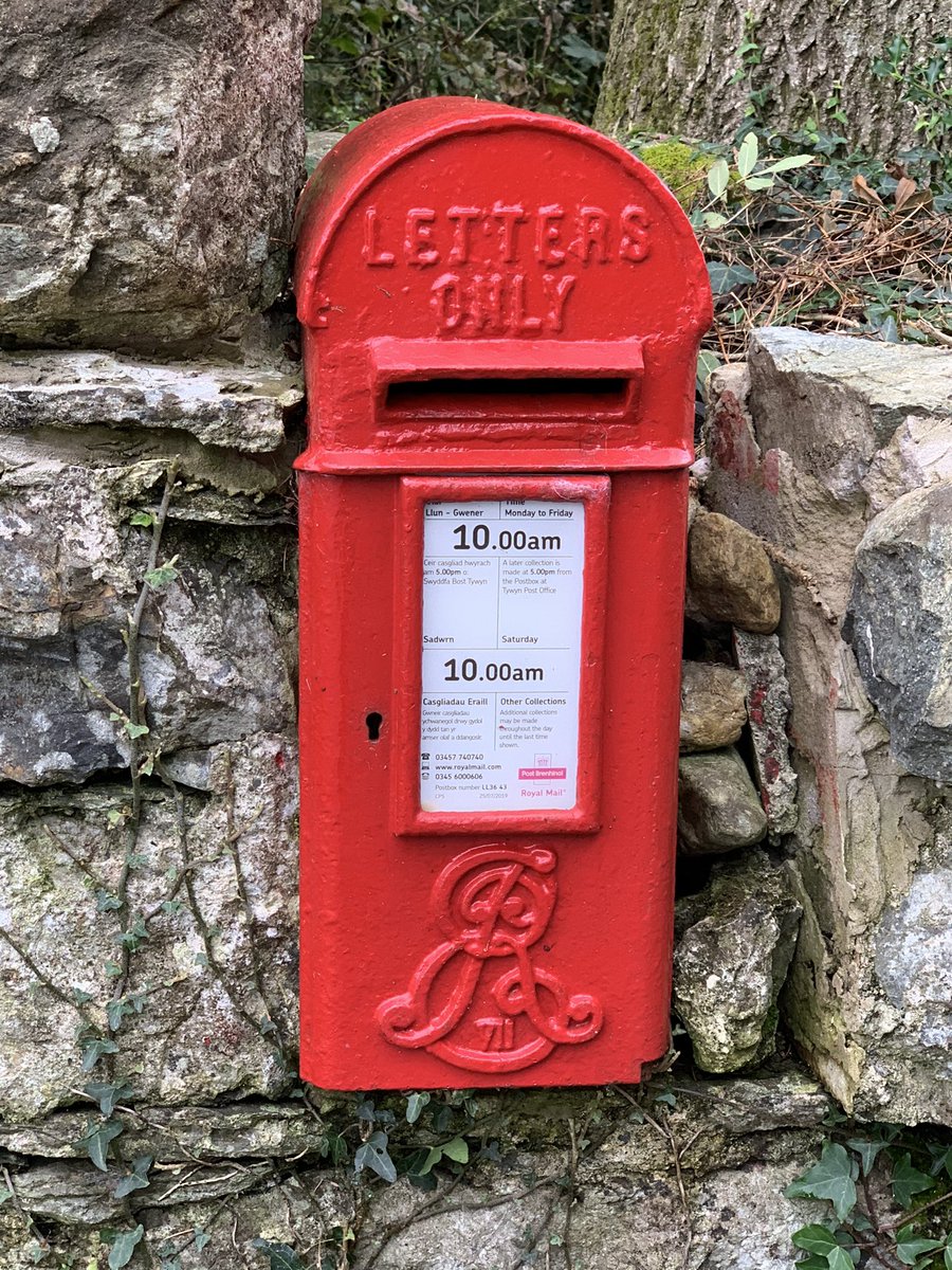 LindyLouMac's tweet photo. One of my favourite local Post Office Mailboxes is this one in Llanfihangel-y-Pennant which is embedded in the middle of a wall. #fmsphotoaday #fms_inthemiddle #mailboxesoftheworld #postboxesoftheworld #redpostbox #letterboxes #letterboxesoftheworld #wales #llanfihangelypennant https://t.co/rgDxg8EqEr