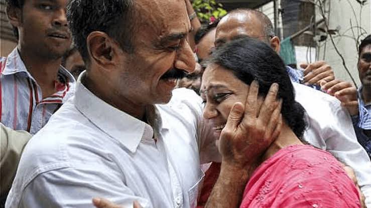 terence_fdes's tweet photo. These Pics Tell the Real Story of how Democracy &amp; FOE is Murdered by @BJP4India #RSS 

#ReleaseSanjivBhatt 
#SetFree #ElgarActivists #CAAProtestors #FrStanSwamy 

So don’t Shout in support of this National Thug #IAmArnab #ArnabGoswami Shut Down #GodiMedia @republic  @AmitShah https://t.co/eA8V5Cg3ej