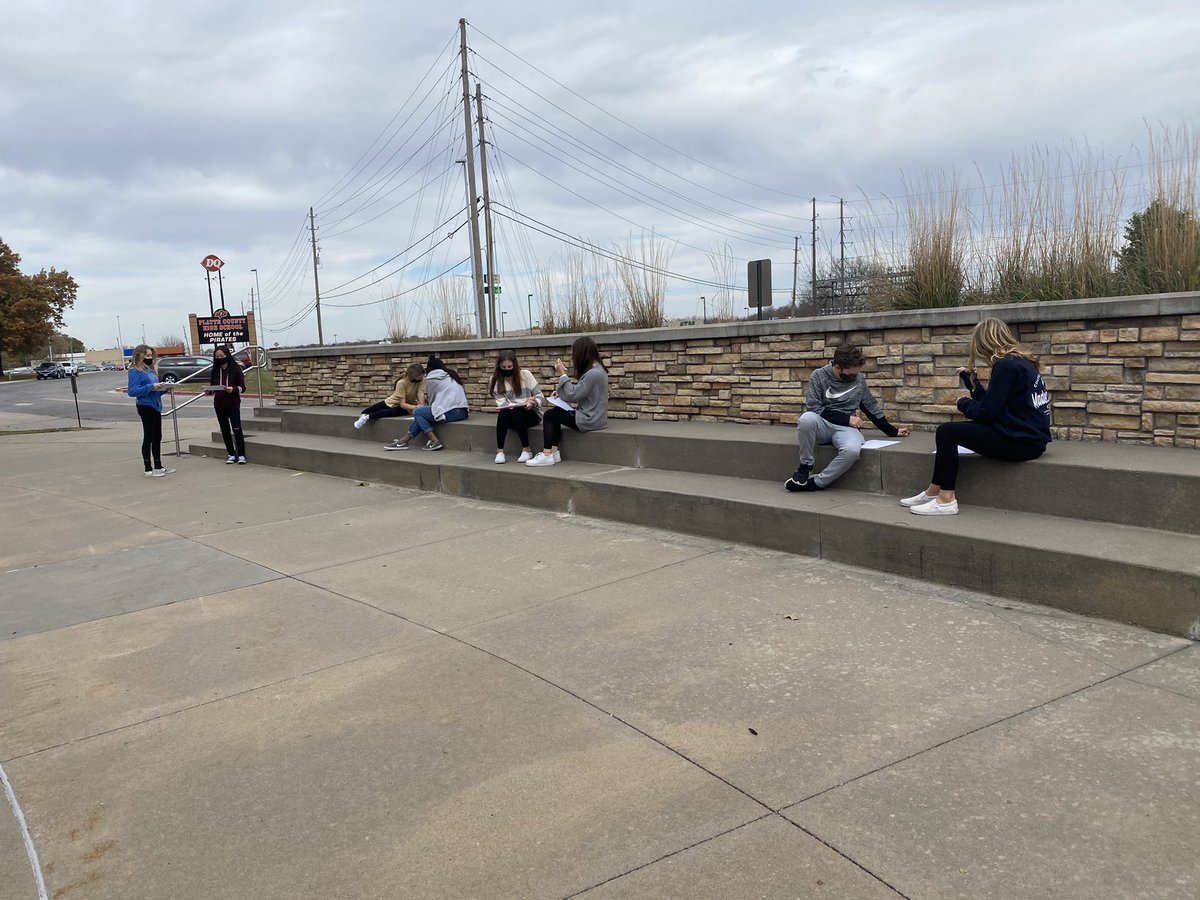 SraDickson's tweet photo. Spanish 1 Ss practice discussing likes and dislikes. 🗣 #laclasedeespañol https://t.co/ylQeKgPfXh