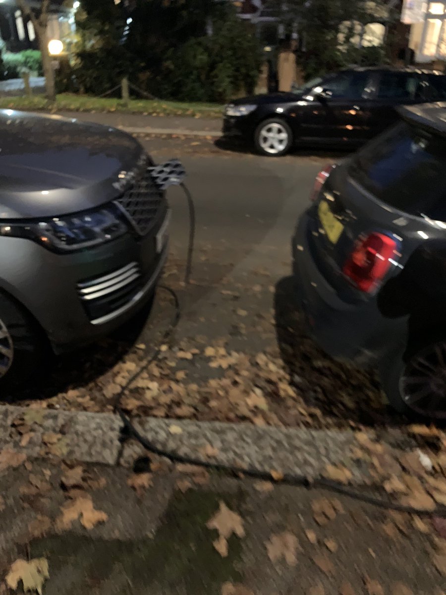 ShkaarAffandi's tweet photo. @hozxaznadar Range Rover plugged to electric charge station https://t.co/2rLnJTJh99