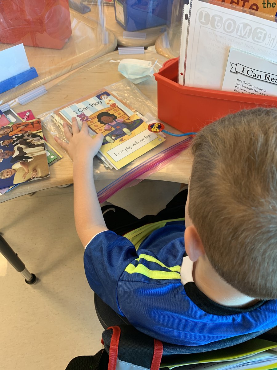 RidgeviewKISD's tweet photo. Our Kindergarteners are using their Reading Super Powers this week! #pointerpower #kellerliteracy #WONDERfulRES @TCRWP https://t.co/XM8SijJvm8