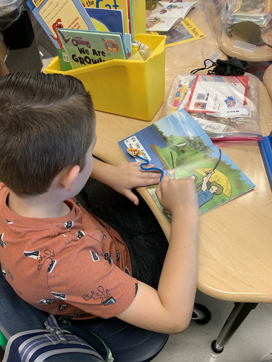 RidgeviewKISD's tweet photo. Our Kindergarteners are using their Reading Super Powers this week! #pointerpower #kellerliteracy #WONDERfulRES @TCRWP https://t.co/XM8SijJvm8