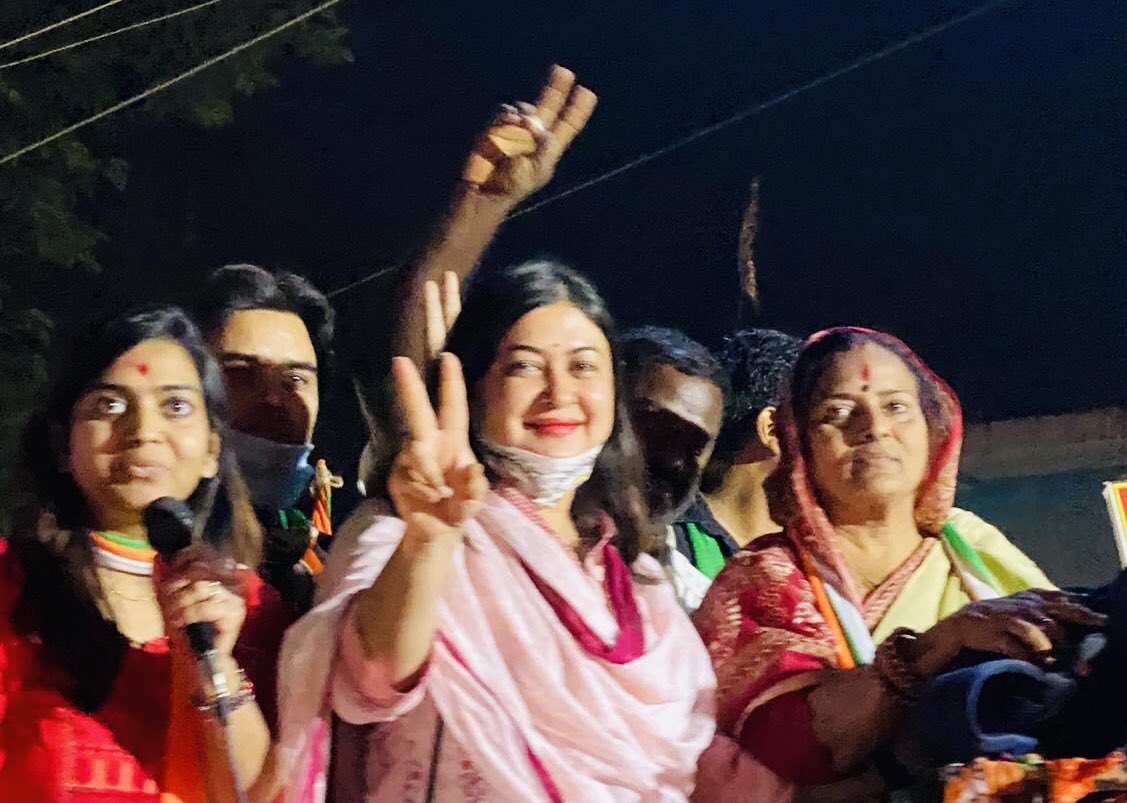 NayakRagini's tweet photo. मंज़िलें उनको मिलती हैं,
जिनके सपनों में जान होती है
परों से कुछ नहीं होता,
हौसलों से उड़ान होती है 👊🏻

पूर्णिया में कॉंग्रेस की लोकप्रिय प्रत्याशी इंदु सिन्हा जी के साथ रोड शो किया..ये मेरे बिहार चुनाव प्रचार का आखिरी कार्यक्रम था 🙏

#बोले_बिहार_बदलें_सरकार 
#हम_देखेंगे https://t.co/AtVF0LYTq3