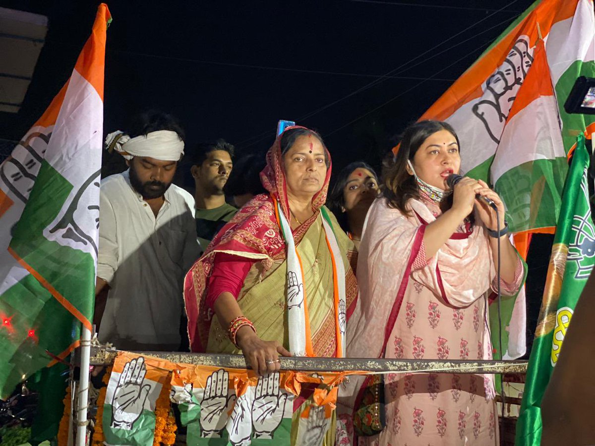 NayakRagini's tweet photo. मंज़िलें उनको मिलती हैं,
जिनके सपनों में जान होती है
परों से कुछ नहीं होता,
हौसलों से उड़ान होती है 👊🏻

पूर्णिया में कॉंग्रेस की लोकप्रिय प्रत्याशी इंदु सिन्हा जी के साथ रोड शो किया..ये मेरे बिहार चुनाव प्रचार का आखिरी कार्यक्रम था 🙏

#बोले_बिहार_बदलें_सरकार 
#हम_देखेंगे https://t.co/AtVF0LYTq3
