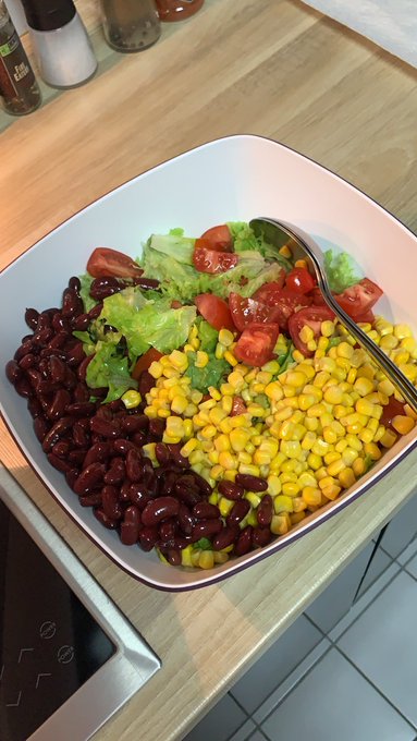 Heute gibt es einen sch&ouml;nen gro&szlig;en frischen Salat 🥗🤗😍 https://t.co/pRUp66bYKO<a href="/tag/earlybird"class="tags"><span>#earlybird</span></a>
