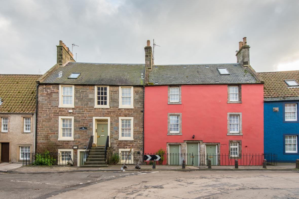 BricksScotland's tweet photo. What you get for £950,000 in Surrey, London, Worcestershire, Bristol, Powys, Perthshire, Fife and France https://t.co/2ELROwHVz7 https://t.co/R4q9qDc8ao