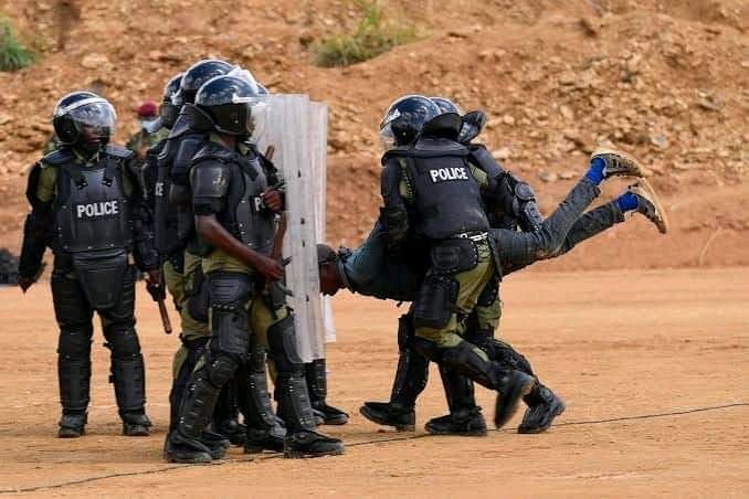 siimapraise's tweet photo. From wea i stopped; we the youth are responsible for change in this state, this state is our responsibility. We are the major victimz of all these babaric acts if we dont stand up no body will #StopPoliceBrutalityinuganda #StopPoliceBrutalityinuganda i am back! https://t.co/Insj93q5gv