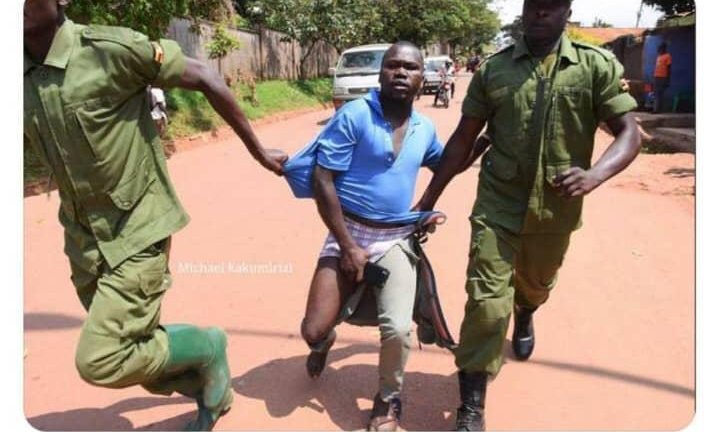 siimapraise's tweet photo. From wea i stopped; we the youth are responsible for change in this state, this state is our responsibility. We are the major victimz of all these babaric acts if we dont stand up no body will #StopPoliceBrutalityinuganda #StopPoliceBrutalityinuganda i am back! https://t.co/Insj93q5gv
