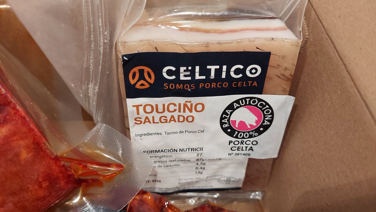 profesorFP's tweet photo. "Céltico" é a marca dun pequeno productor de @ASOPORCEL do concello de Muras que se chama Mario Rouco Rey, él e o creador, e "DOD Celtas da Ulloa" é quen lle proporciona os animáis, colaborando tamén na distribución do produto 😊 #pequenoprodutor #celta #Galiza #razaautóctona https://t.co/gU2K00dPzz