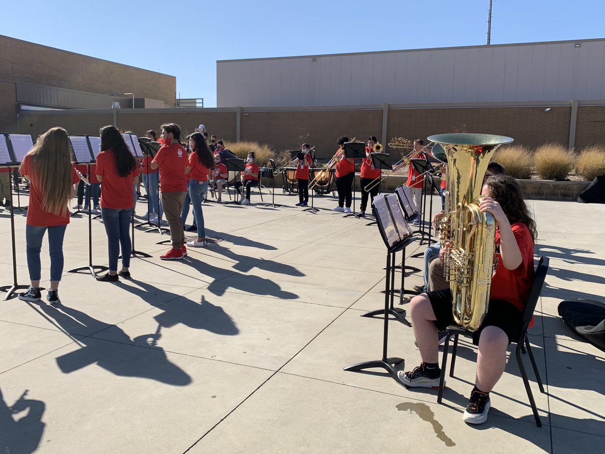 union8center's tweet photo. Absolutely beautiful day for an outdoor 8th grade band concert! 🎶🎵💕🎶🎵 https://t.co/LLvPFsqpaG