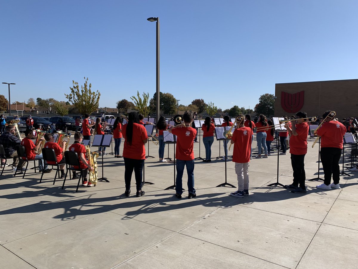 union8center's tweet photo. Absolutely beautiful day for an outdoor 8th grade band concert! 🎶🎵💕🎶🎵 https://t.co/LLvPFsqpaG
