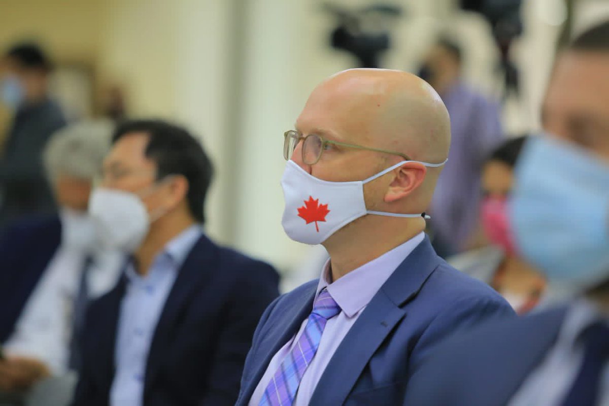 CanEmbSV's tweet photo. π¨π¦ Our mask keeps on turning heads and receiving compliments β€οΈπ This time during the presentation of the Preventive Plan for the passage of #StormETA. Sending our best wishes to all first responders of the affected region. #NiceMask #COVID19 π· https://t.co/Lepm2V6M4V