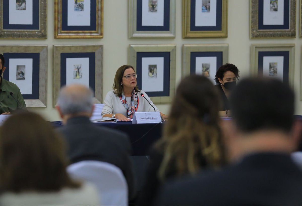 CanEmbSV's tweet photo. π¨π¦ Our mask keeps on turning heads and receiving compliments β€οΈπ This time during the presentation of the Preventive Plan for the passage of #StormETA. Sending our best wishes to all first responders of the affected region. #NiceMask #COVID19 π· https://t.co/Lepm2V6M4V