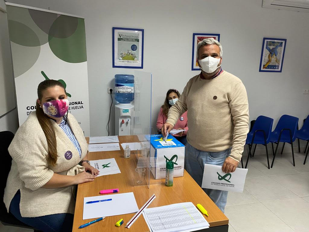 cotshuelva's tweet photo. #TSInfo Con los votos de l@s componentes de la mesa, damos por concluida la Jornada Electoral. Empieza el recuento
#TrabajoSocial #ColegioProfesional #JuntadeGobierno #Uni2EnLoProfesional #Uni2EnLoSocial https://t.co/ITNrWdaPO7