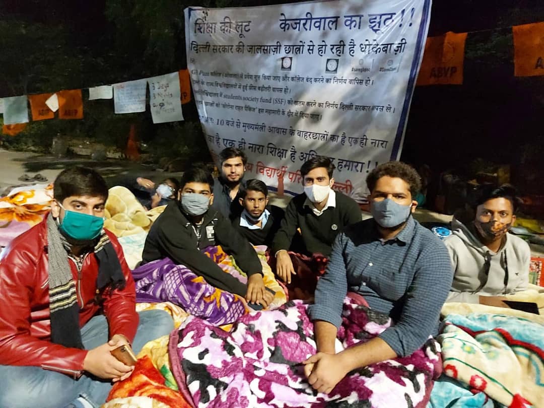 RamNiwasBisnoi_'s tweet photo. संघर्ष जारी है... 
छात्र-विरोधी दिल्ली सरकार के खिलाफ एबीवीपी का लगातार 4 दिनों से धरना जारी है @ArvindKejriwal जी होश में आइए .देश विरोधी नारे लगाने वालों के साथ खड़े होने JNU  तक जा सकते हो अपने घर के बाहर ठंड में ठिठुर रहे विद्यार्थियों से भी मिलने घर से बाहर भी नहीं आ सकते? https://t.co/FAIIjndBRL